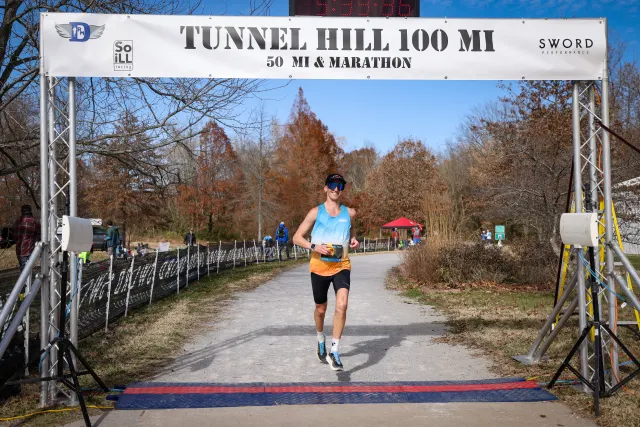 Elov Olsson running at Tunnel Hill